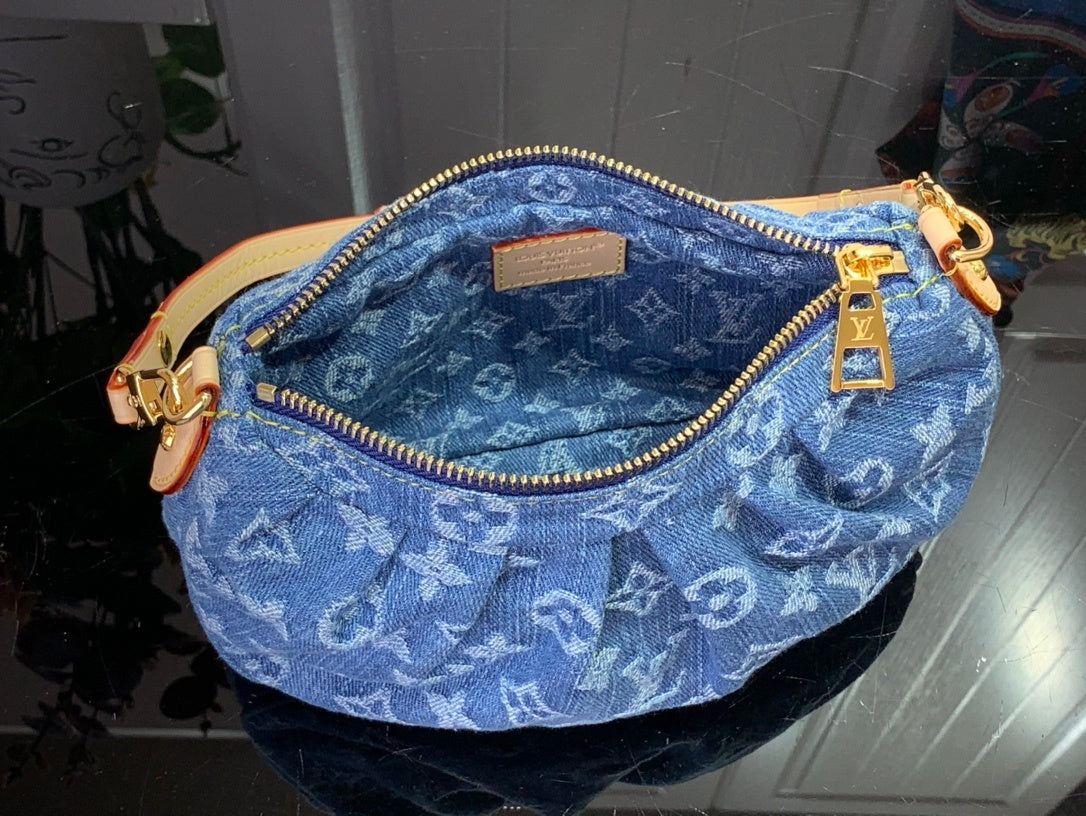 Valley Pochette Bag