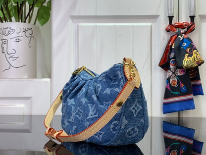 Valley Pochette Bag