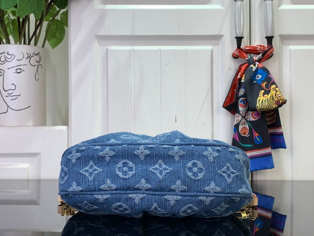 Valley Pochette Bag